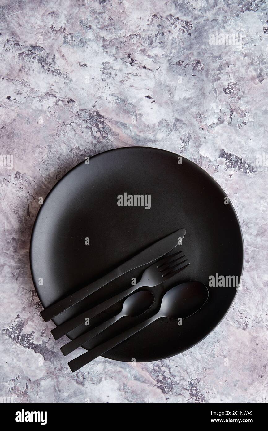 Blick von oben auf die schwarze Leere Platte auf Marmor Stein Hintergrund Stockfoto