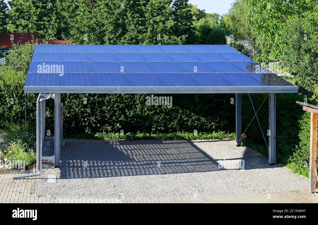 Neue Carport mit semi-transparenten Photovoltaik Module Stockfoto