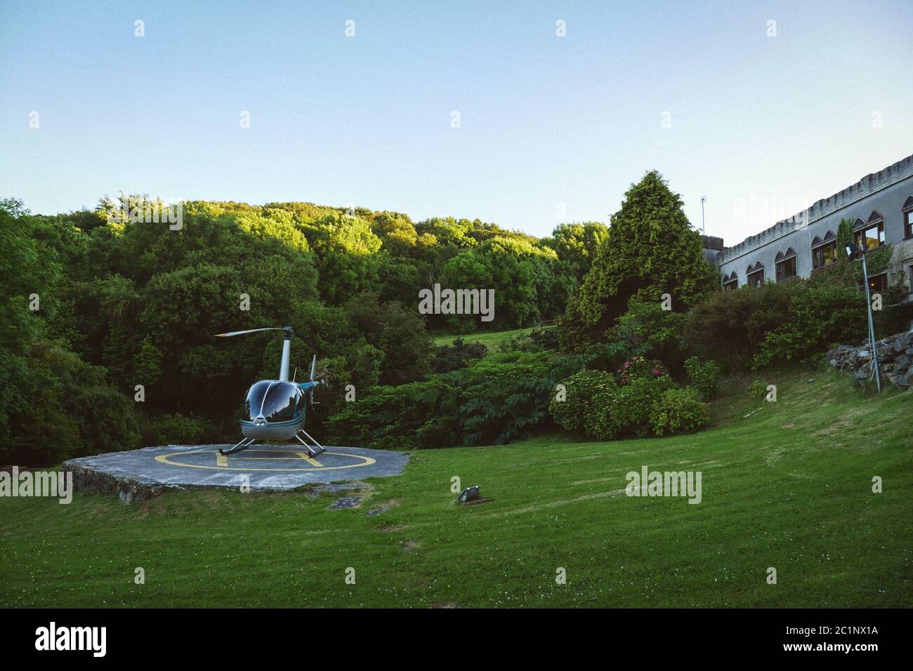 Hubschrauber auf dem Parkplatz, Stadt Clifden Irland. Stockfoto