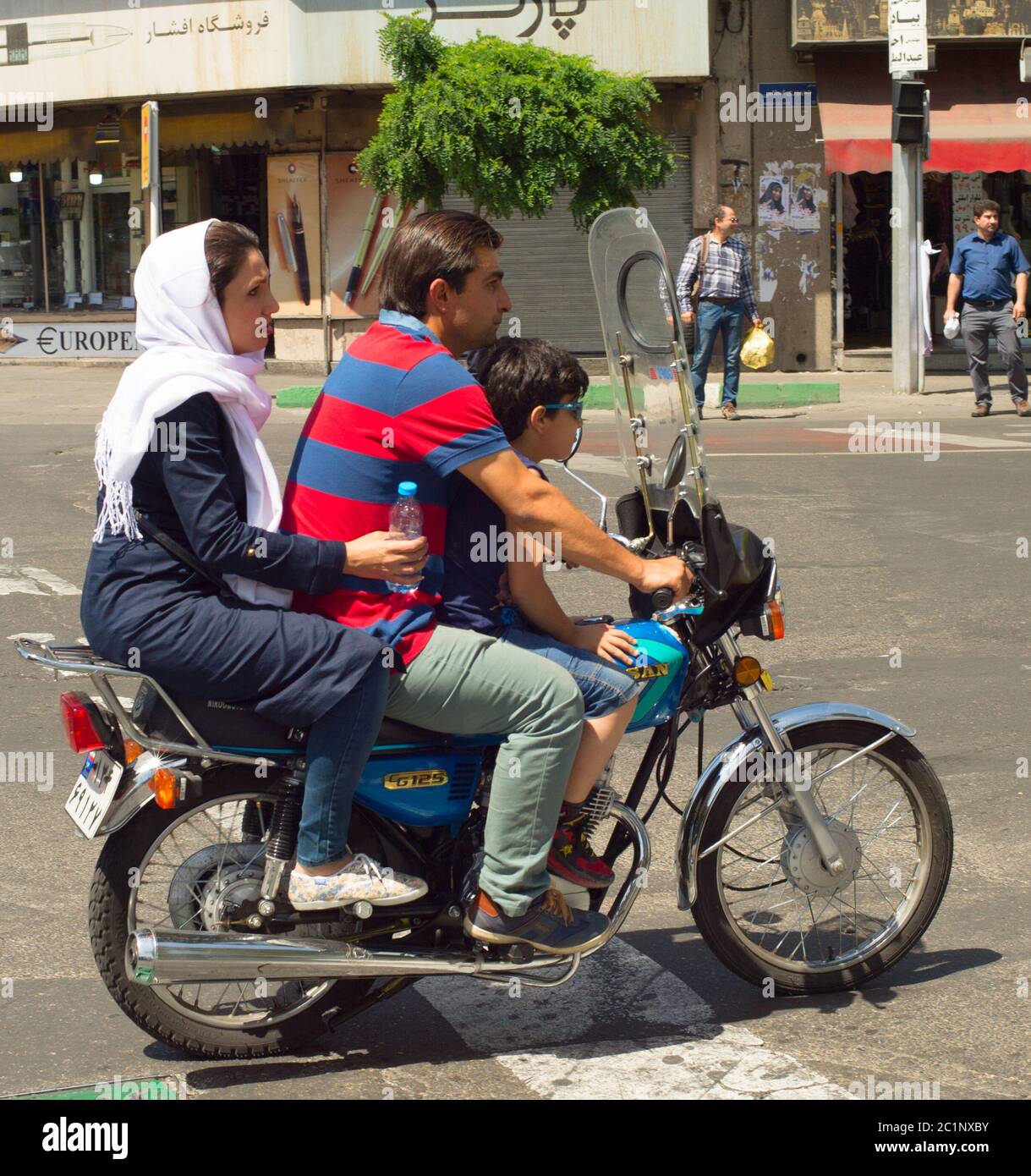 Familie Motorrad Straße Teheran Iran Stockfoto