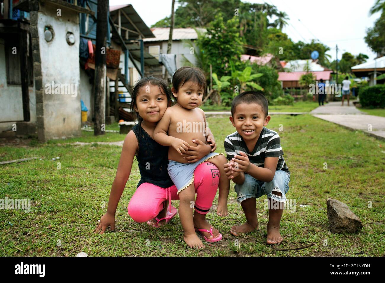 Authentischer, entspannter karibischer Lebensstil mit glücklichen Kindern, die in der Nähe des Bürgersteiges in Isla Bastimentos, Bocas del Toro Provinz, Panama spielen. Oktober 2018 Stockfoto