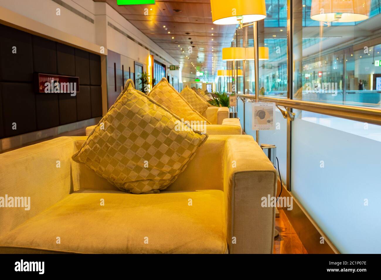 Leere Stühle in der luxuriösen Flughafenlounge am Flughafen Dubai Stockfoto