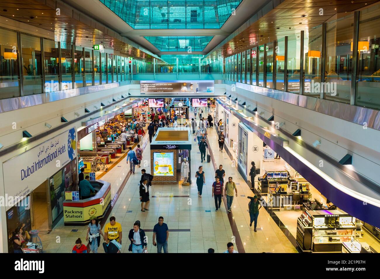 Dubai International Airport, Menschen im Terminal in der Nähe von Geschäften und Hotel Stockfoto