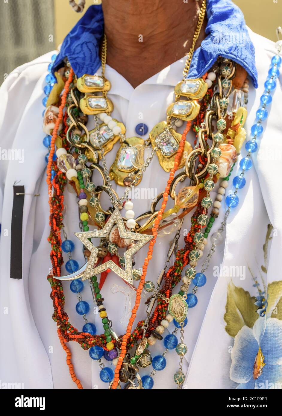 Neklaces, die der Mensch während der traditionellen religiösen Feier in Brasilien verwendet Stockfoto