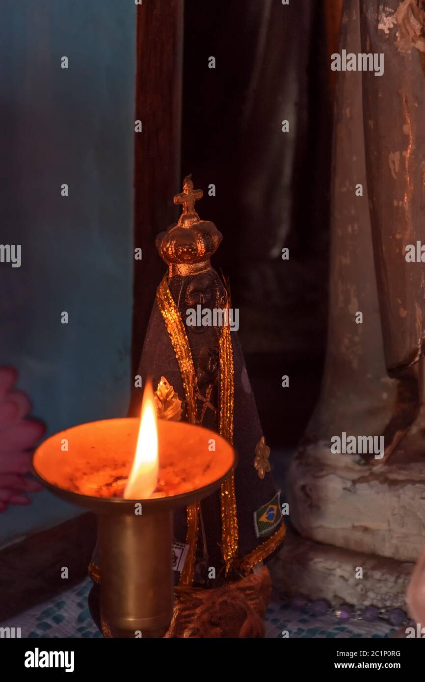 Das Bild unserer Dame erschien auf einem Altar, der von einer Kerze angezündet wurde Stockfoto