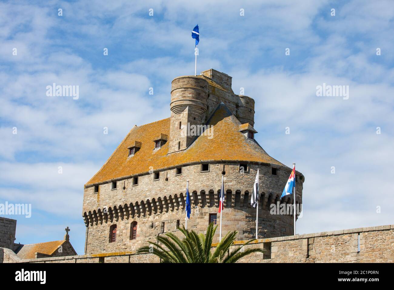 Das Schloss der Herzogin Anne von der Bretagne in der ummauerten Stadt beherbergt das Rathaus und das Museum für Geschichte der Stadt und Ethnographie des Landes Saint-Malo. Bretagne, Frankreich Stockfoto