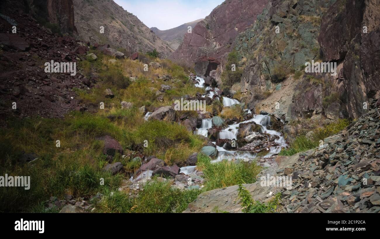 Kleiner Wasserfall zu Too-Ashuu Pass und Kara Balta Fluss und Tal, Chuy Region Kirgisistan Stockfoto