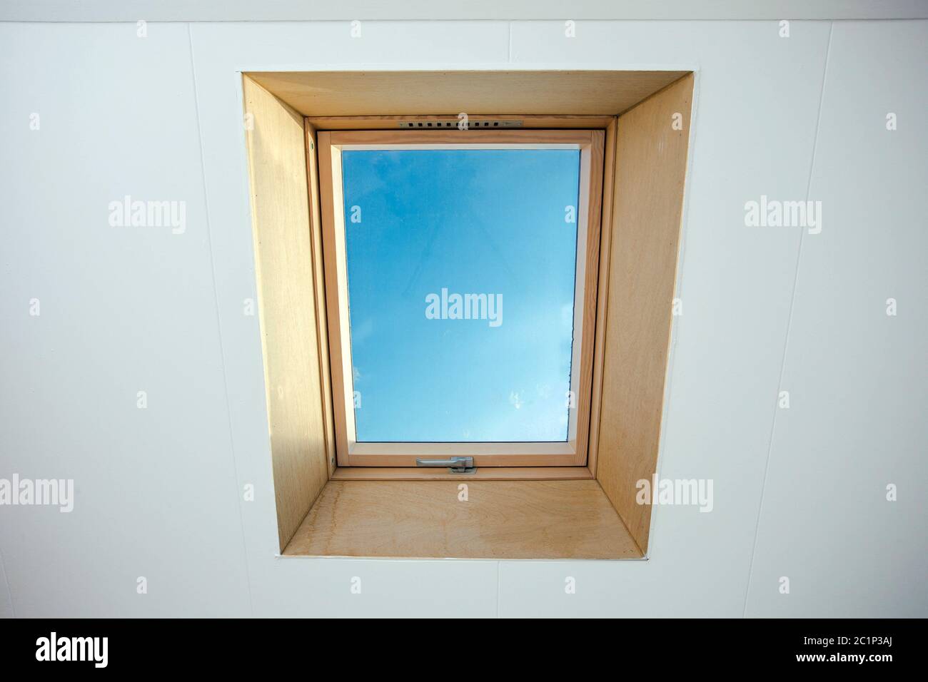 Dachgeschoss Dachfenster auf einem Wohnhaus, nach innen gedreht Stockfoto