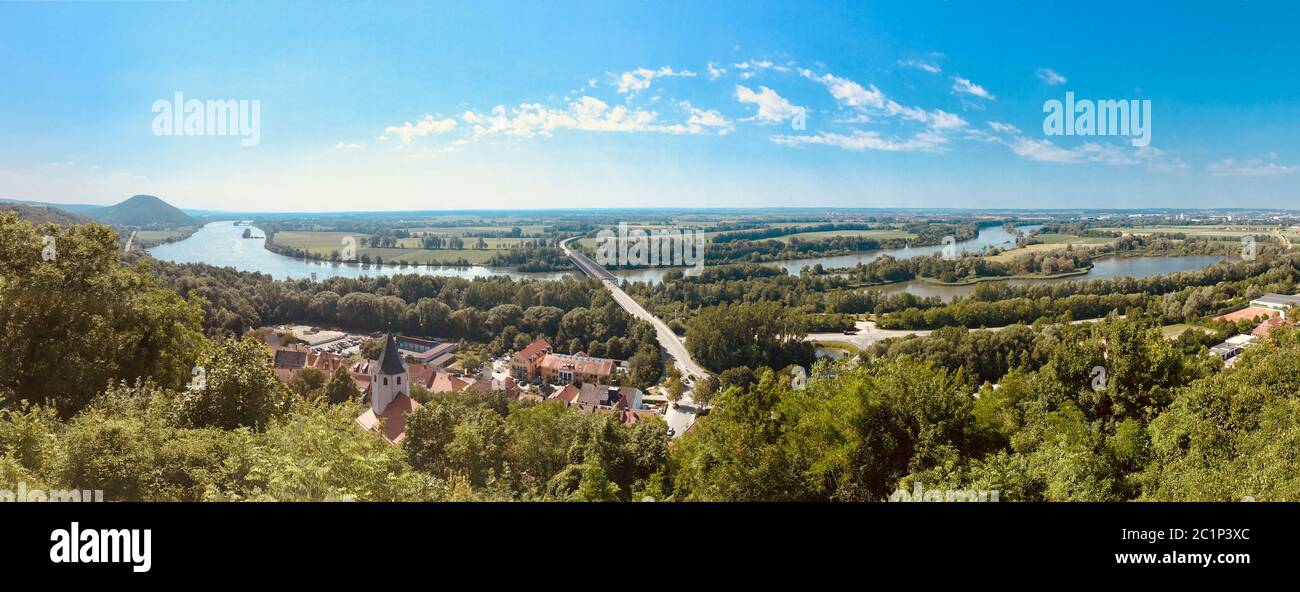 Panorama-Landschaftsansicht von Donaustauf bei Regensburg in Bayern Deutsche Donau Stockfoto
