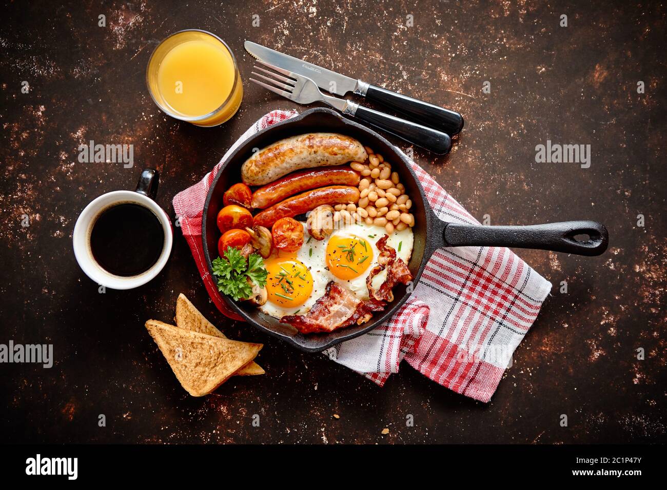 Köstliches englisches Frühstück in Eisen kochen Pan Stockfoto