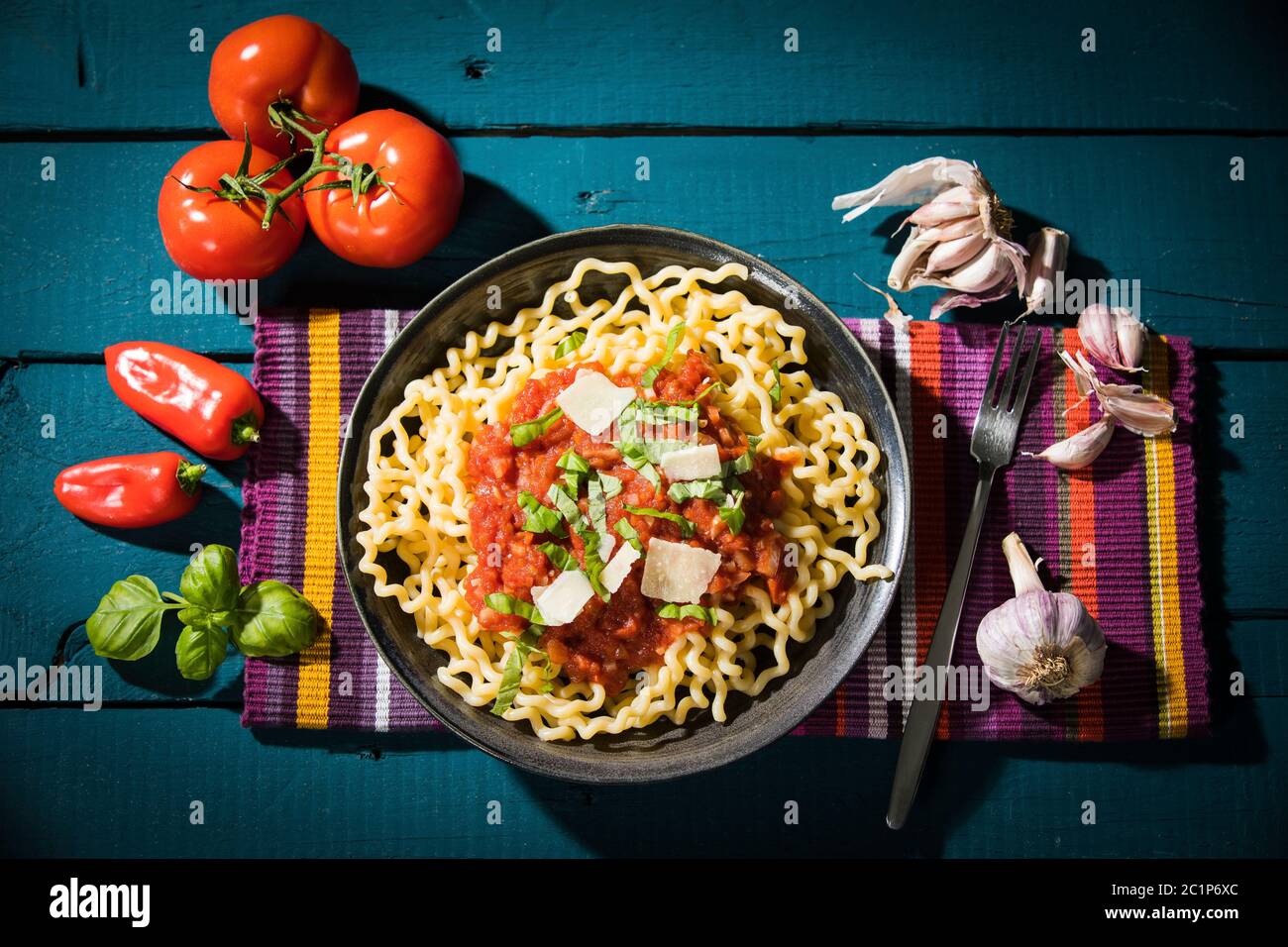 Pasta al Pomodoro, Fusilli Lunghi mit Tomatensauce, Knoblauch, Basilikum, Parmesan und Pepperoni Stockfoto