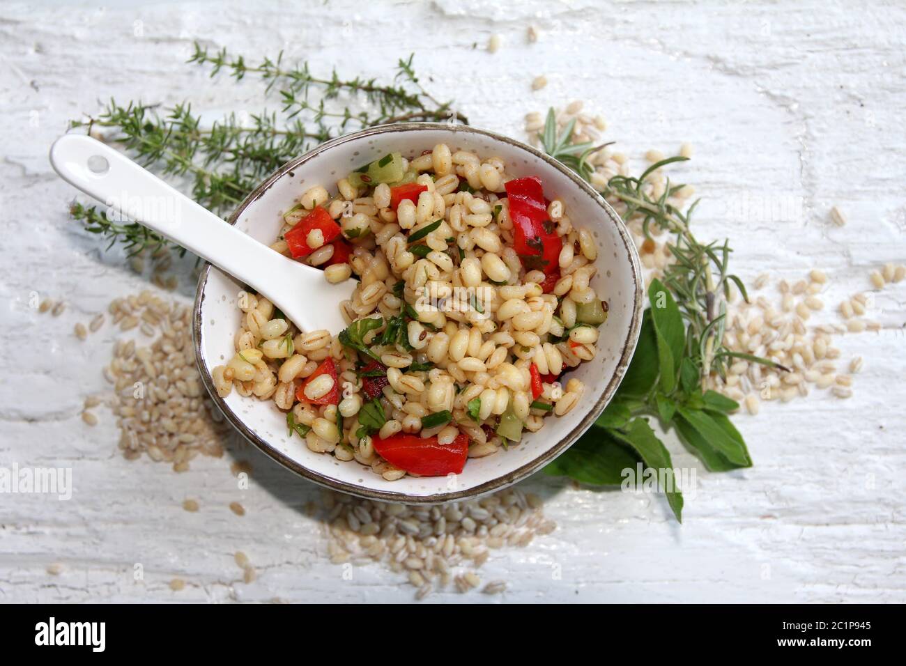 Gerstensalat auf weißem Hintergrund Stockfoto