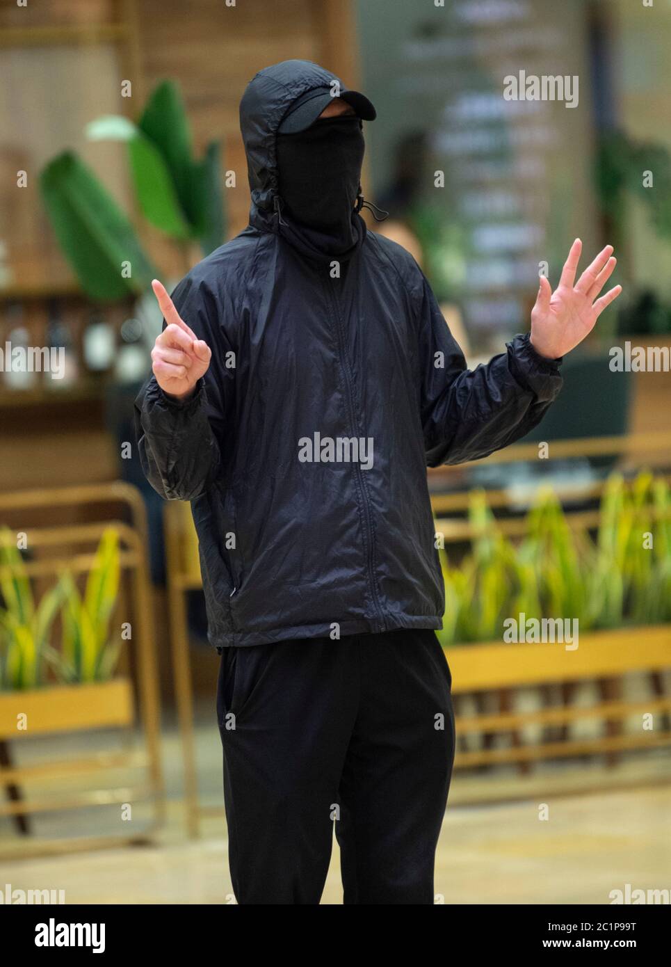 Hongkong, Hongkong, China. Juni 2020. Ein Protestler in der Pacific Place Mall in der Admiralität Hongkong hält das "5 fordert nicht ein Zeichen weniger". Er ist dort, um des ersten Todes von Demokratiedemonstranten vor einem Jahr zu gedenken. Marco Leung starb am 15. Juni 2019 an Gerüsten vor dem Gebäude. Er wurde bekannt als der Regenmantel Mann. Quelle: Jayne Russell/ZUMA Wire/Alamy Live News Stockfoto