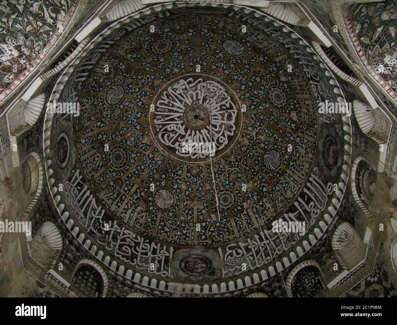 Innenansicht der Kuppel der Ashrafiyah Moschee, Taiz, Jemen Stockfoto