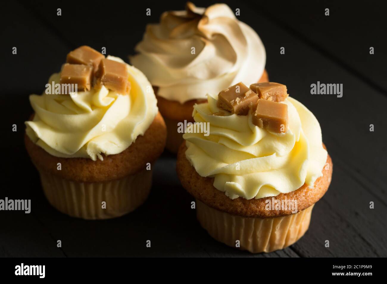 Gourmet cup cakes auf strukturierten Hintergrund Nahaufnahme Foto mit selektiven Fokus Stockfoto