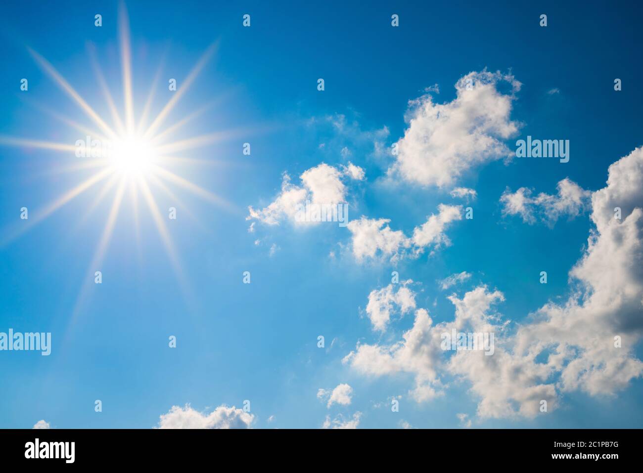 Heißer Sommer oder Hitzewelle Hintergrund, wunderbarer blauer Himmel mit glühender Sonne und Wolken Stockfoto