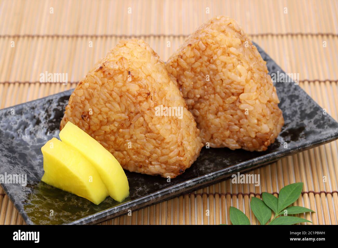 Yakionigiri, Japanisch essen, Reis, Reis Dreieck mit Sojasoße Stockfoto