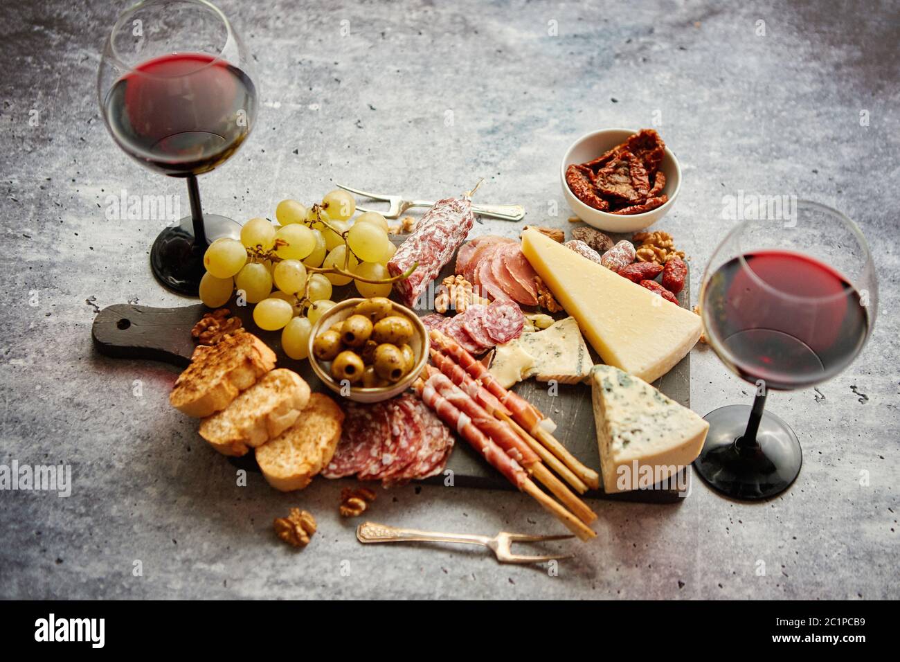 Kalte Snacks board mit Fleisch, Trauben, Wein, verschiedene Käsesorten Stockfoto