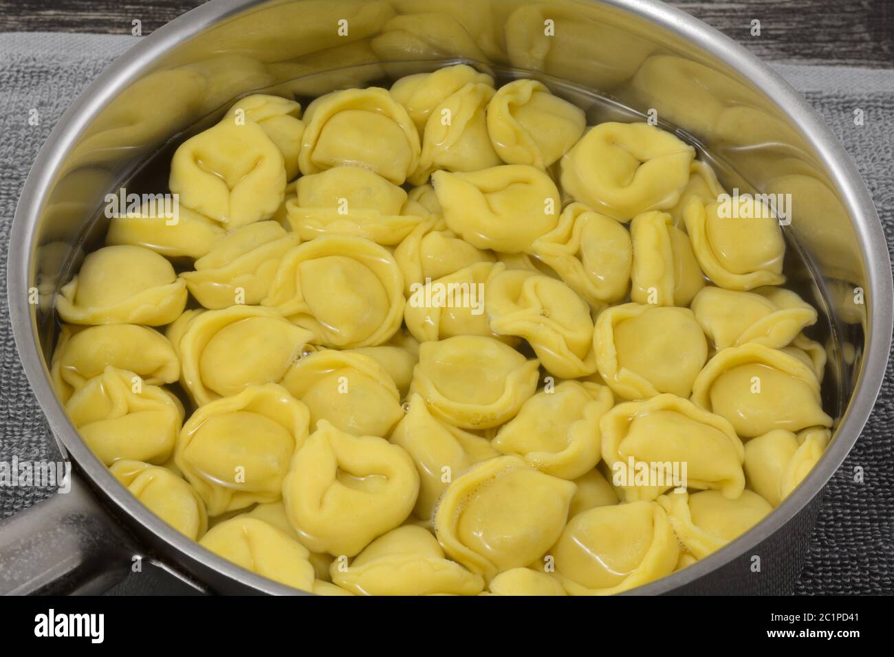 Nahaufnahme von gekochten Käse Tortellini in Edelstahl-Pfanne Stockfoto