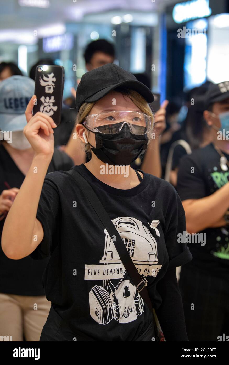 HONGKONG, HONGKONG SAR, CHINA: 15. JUNI 2020. Demonstranten halten die "5 Forderungen nicht weniger" Hand-Zeichen in Pacific Place Mall in Admiralty Hongkong. Sie sind dort, um des ersten Todes von Demokratiedemonstranten vor einem Jahr zu gedenken. Marco Leung starb am 15. Juni 2019 an Gerüsten vor dem Gebäude. Er wurde bekannt als der Regenmantel Mann. Alamy Stock Image/Jayne Russell Stockfoto