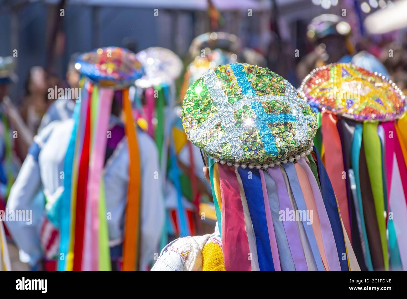 Männer in bunten Kleidern in einem brasilianischen populären religiösen Festival gekleidet Stockfoto