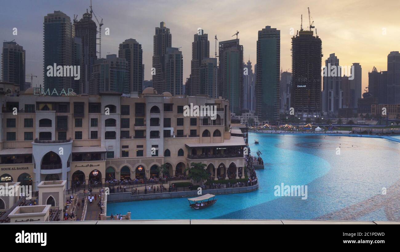 Moderne Architektur Downtown Burj Khalifa Dubai rund um den See bei Sonnenuntergang Stockfoto