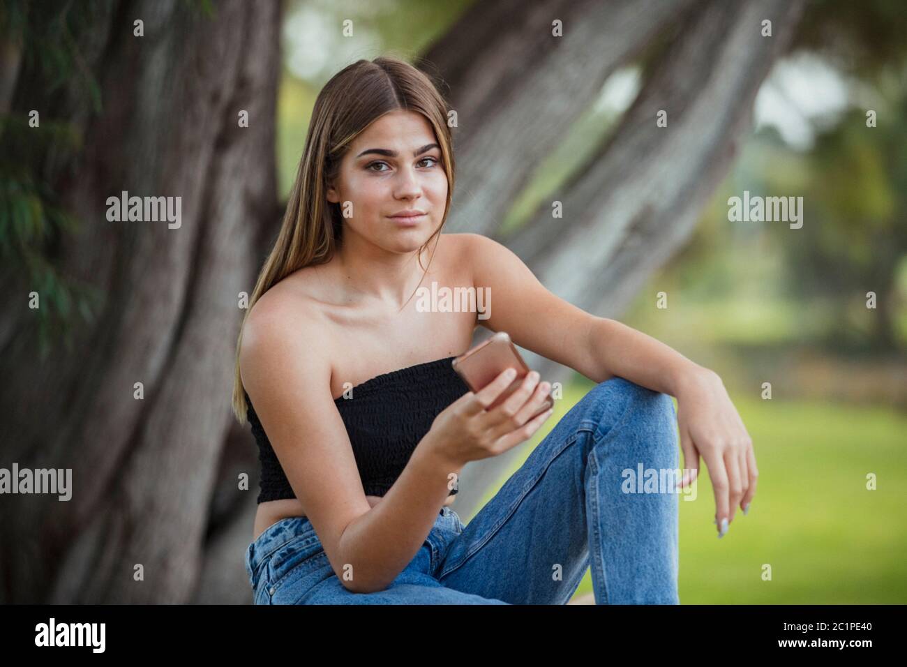 Teenage Girl In Verbindung Bleiben Stockfoto