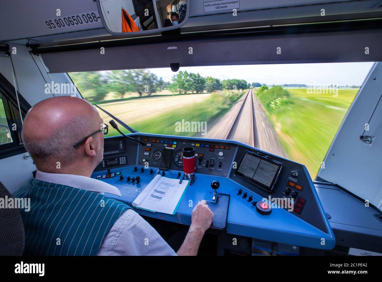 Karow, Deutschland. Juni 2020. Triebwerksfahrer Jens Volkmann steuert einen Triebwagen der