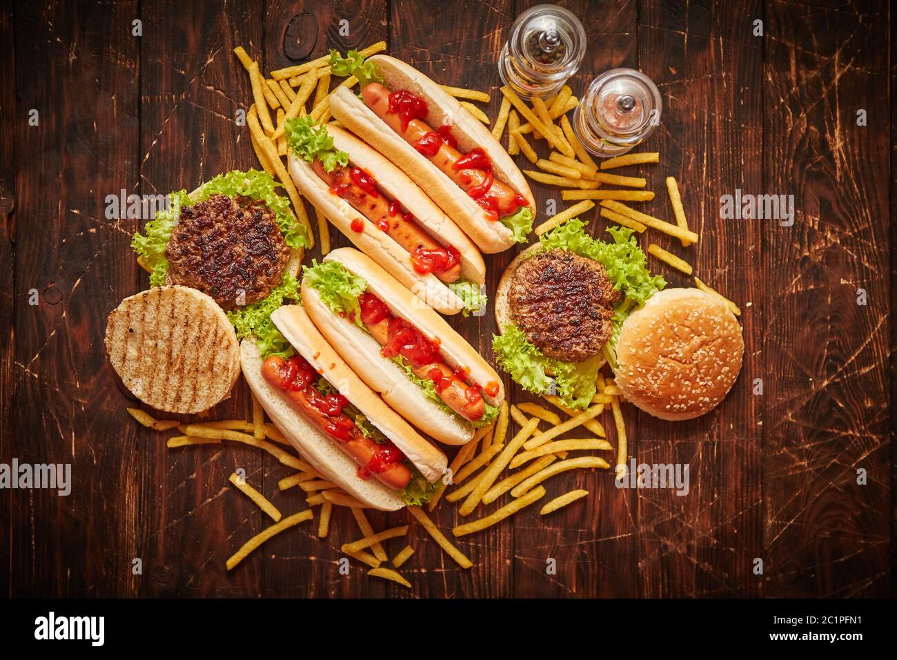 Hot Dogs, Hamburger und pommes frites. Zusammensetzung von Fast-Food-Snacks Stockfoto