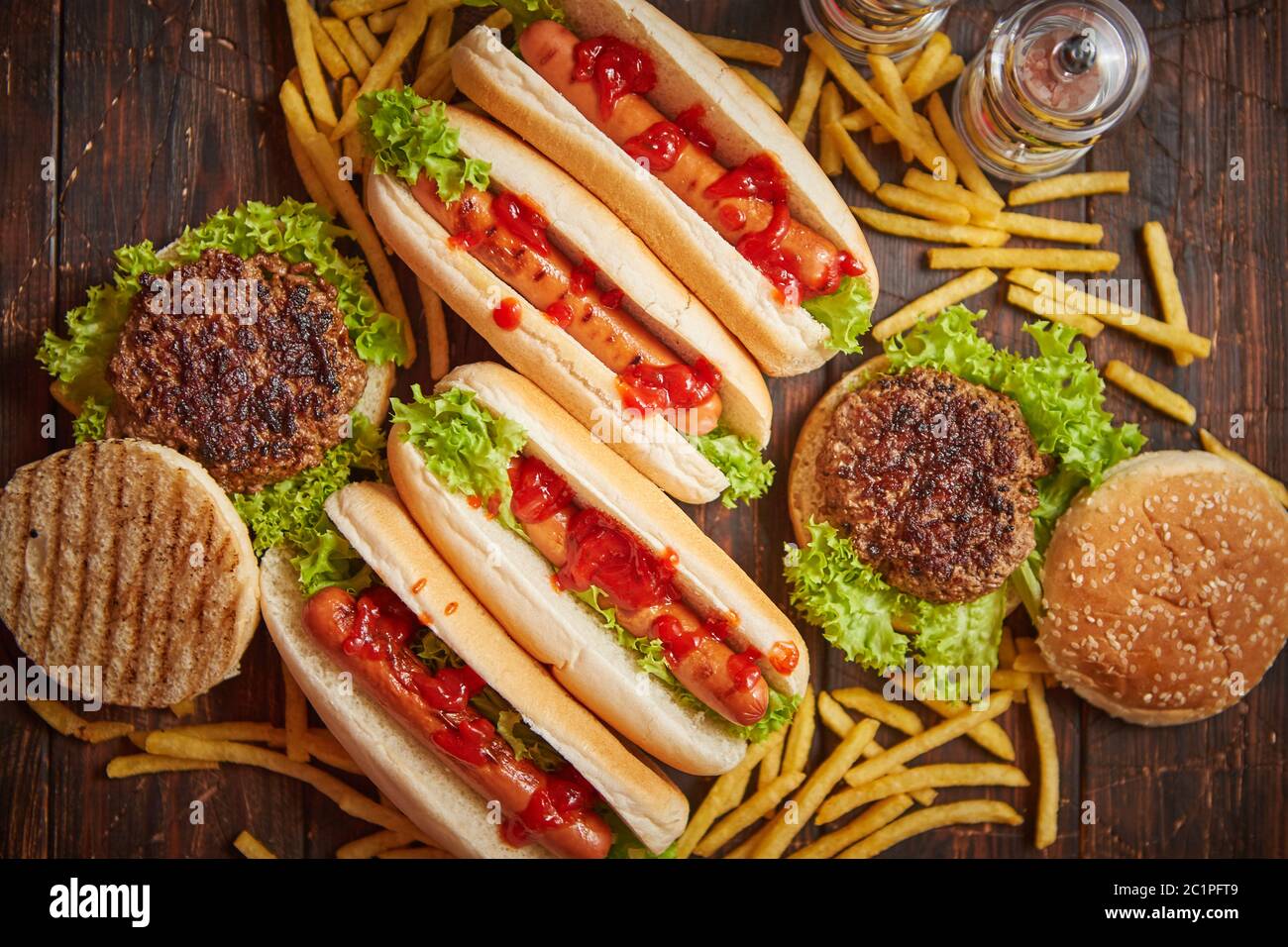 Hot Dogs, Hamburger und pommes frites. Zusammensetzung von Fast-Food-Snacks Stockfoto