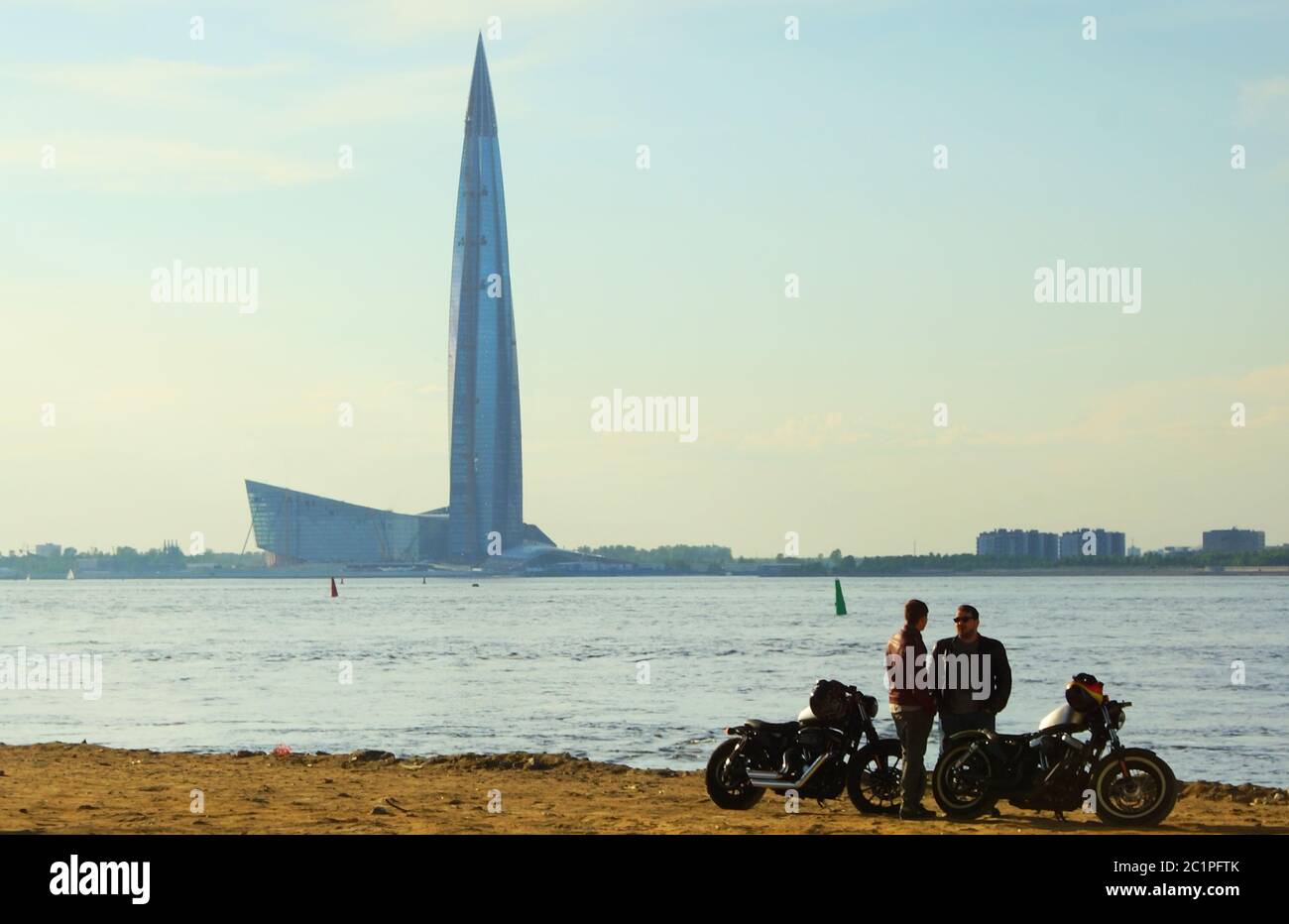 Sommertag und Treffen mit Freunden am Ufer des Flusses Neva Stockfoto