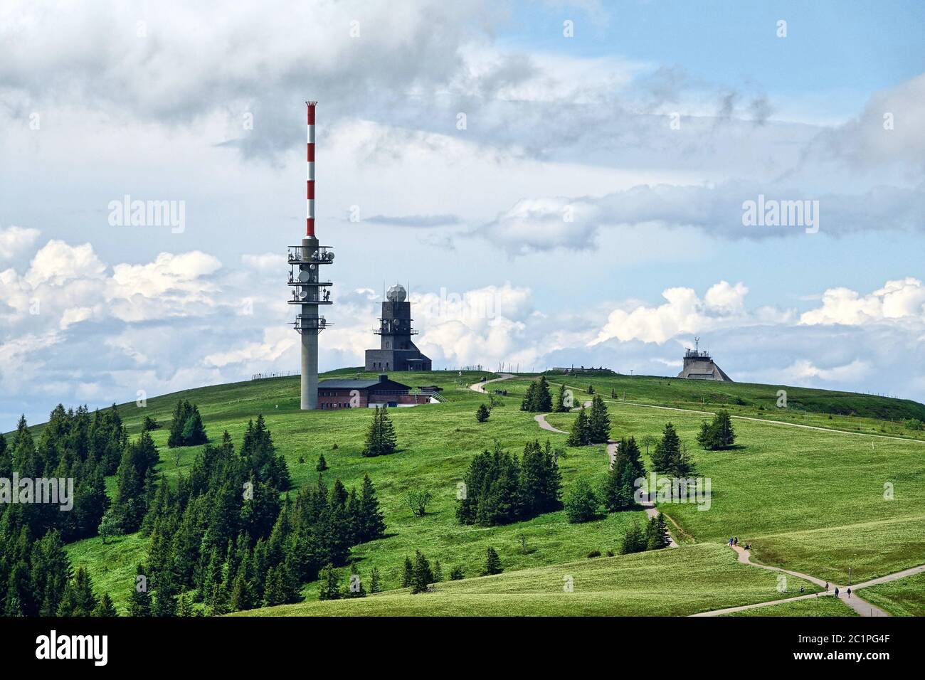 Feldberggipfel mit Wetterradarsystem im Friedrich-Luise-Turm und neuem Feldbergturm Stockfoto