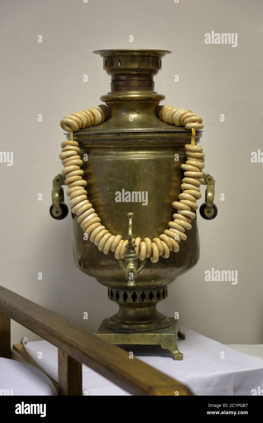 Ein Gerät zum Kochen von Wasser und Tee. Traditioneller russischer Samowar  mit getrockneten ringförmigen Rollen Stockfotografie - Alamy