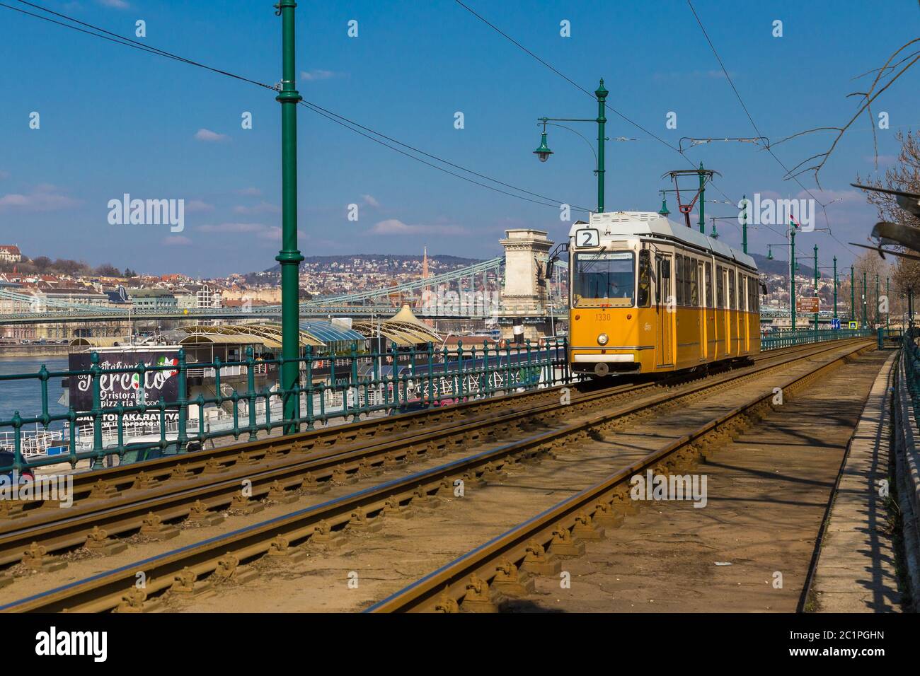 Budapest, Ungarn, März 22 2018: Gelbe Straßenbahn im frühen Winter mit bewölktem Himmel. Die Straßenbahn Nr. 2 ist berühmt für ihre beste fahrt in europa Stockfoto