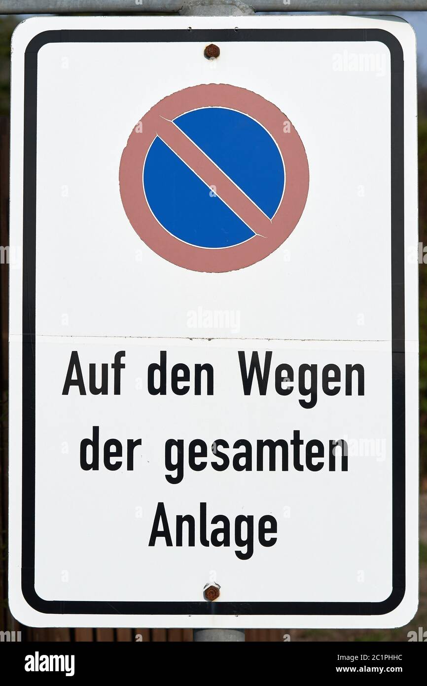 Kein Parkplatz Schild mit dem Hinweis "keine Parkplätze auf dem Pfade der gesamte Bereich" Stockfoto