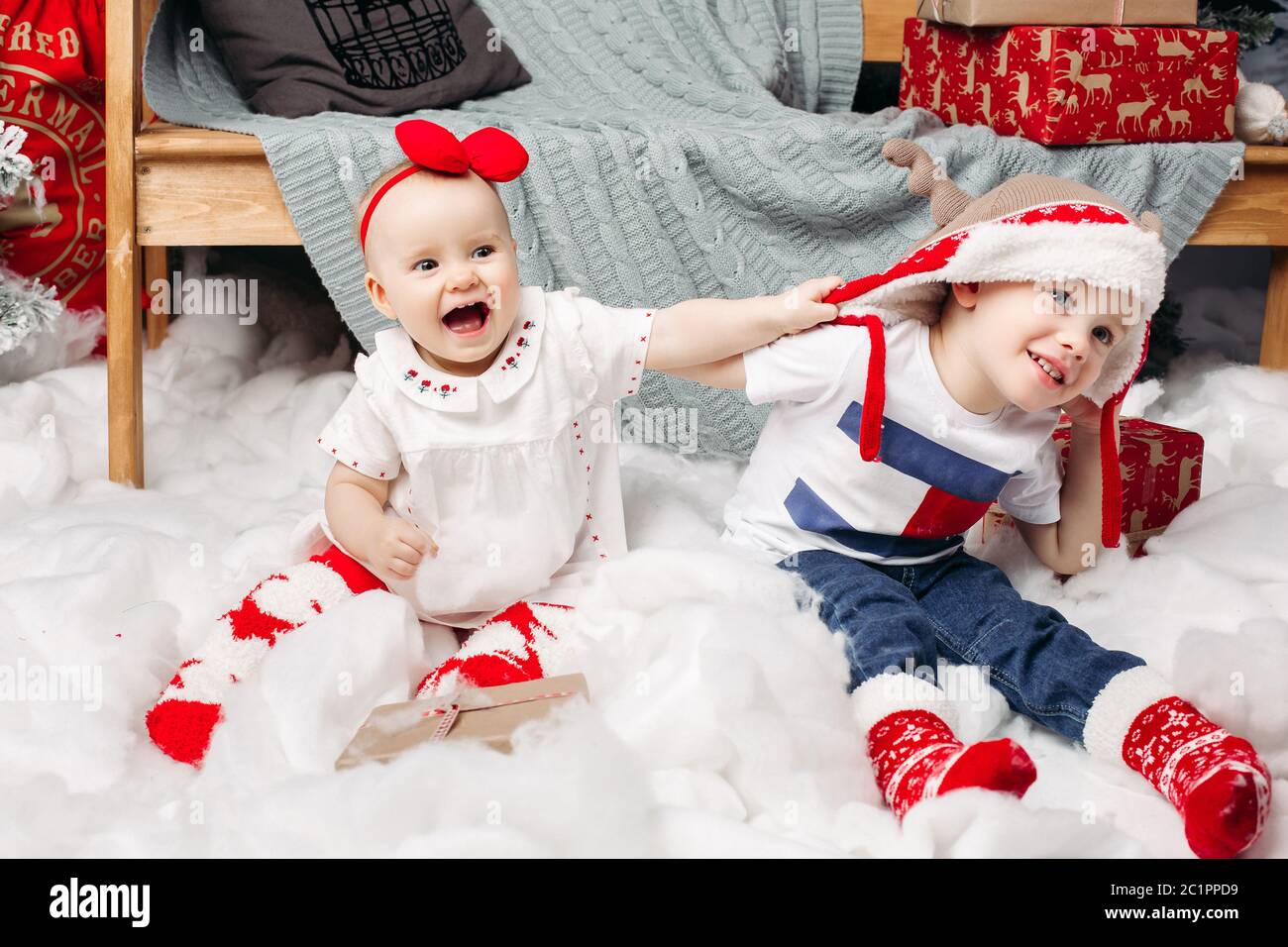 Kinder Weihnachten Kleidung Spielen im Schnee. Stockfoto