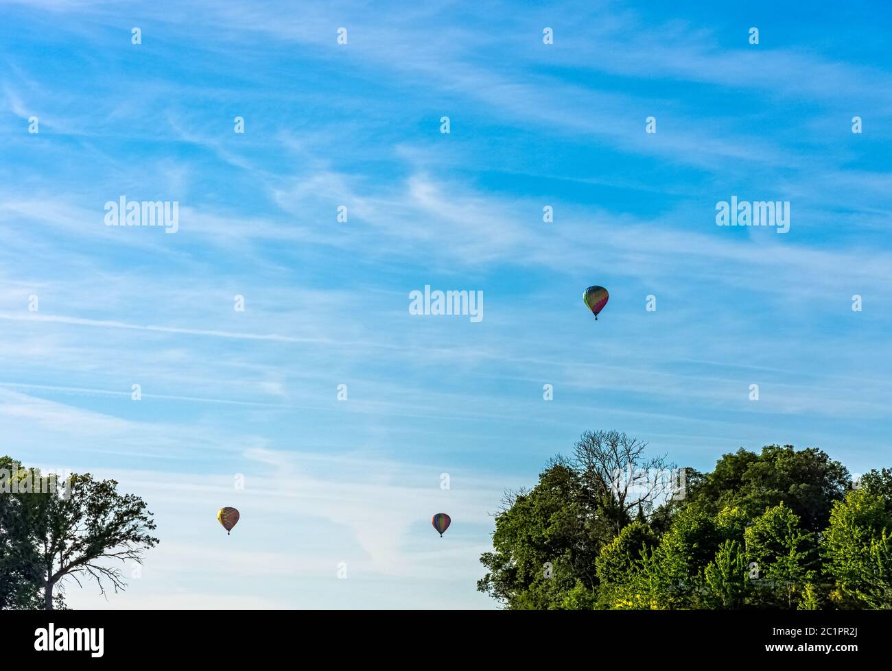 Drei Heißluftballons über französischen Feldern - Dinan, Frankreich Stockfoto