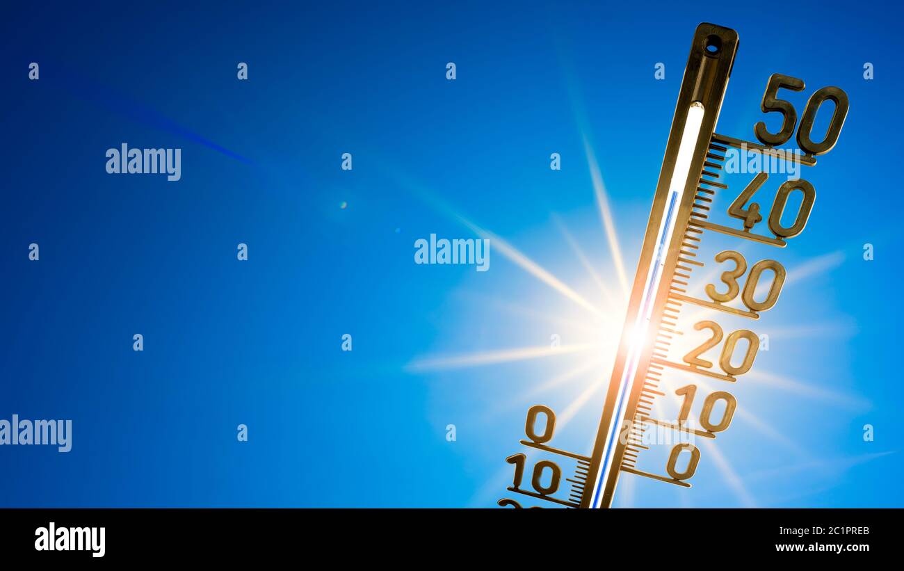 Heißer Sommer oder Hitzewelle Hintergrund, helle Sonne auf blauem Himmel mit Thermometer Stockfoto