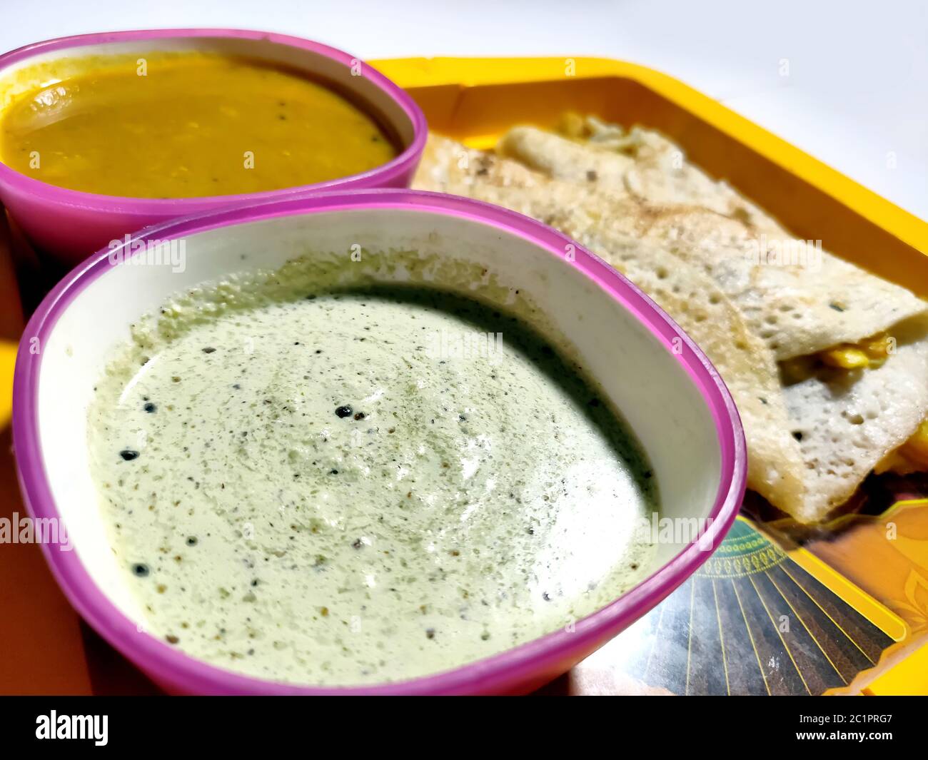 Masala dosa mit sambhar und Chutney, sehr berühmtes südindisches Gericht. Draufsicht Stockfoto