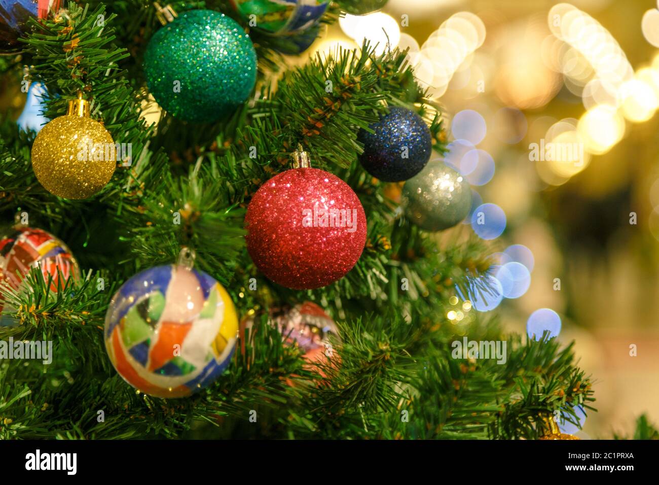 Der Weihnachtsbaum ist ein dekorierter immergrüner Nadelbaum, echt oder künstlich, und eine beliebte Tradition, die mit der cel verbunden ist Stockfoto