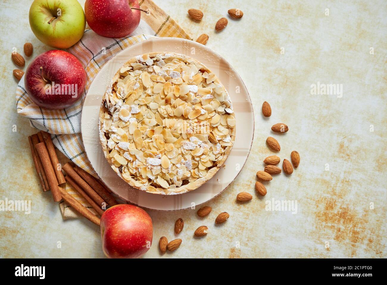 Frisch gebackene hausgemachten Apfelkuchen mit mandelflocken Kuchen auf Gelb Stockfoto