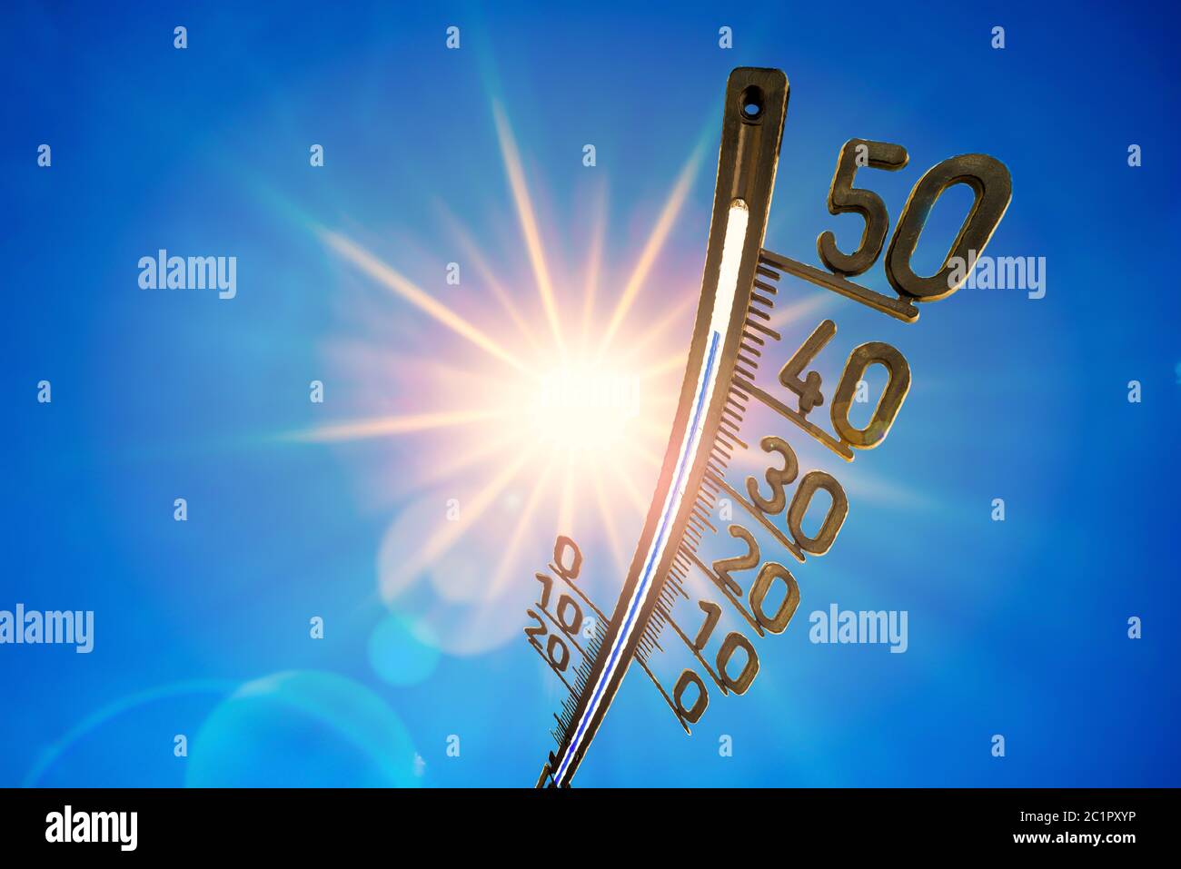 Heißer Sommer oder Hitzewelle Hintergrund, helle Sonne auf blauem Himmel mit Thermometer Stockfoto