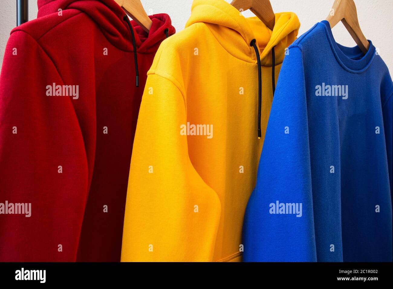 Bunte hoodies auf Kleiderbügeln close-up modernes Design Stockfoto