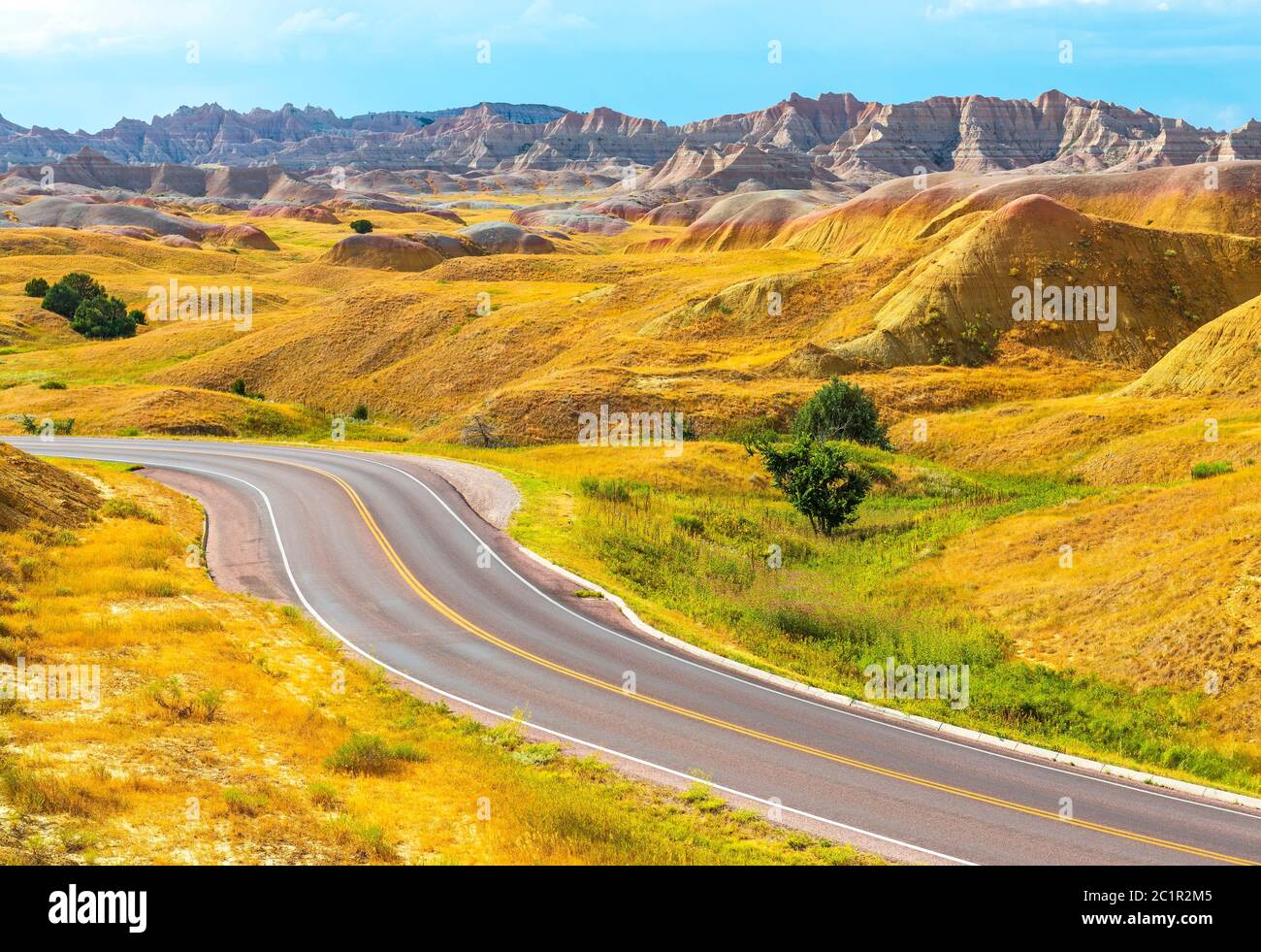 Auf der Straße an den Gelben Mounds, Badlands Nationalpark in der Nähe von Rapid City, South Dakota, USA. Stockfoto