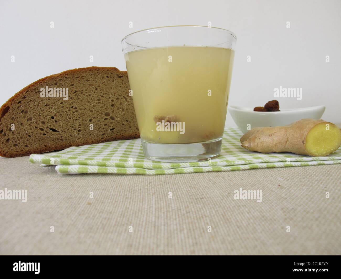 Kvass, hausgemachtes Brotbier mit Ingwer Stockfoto