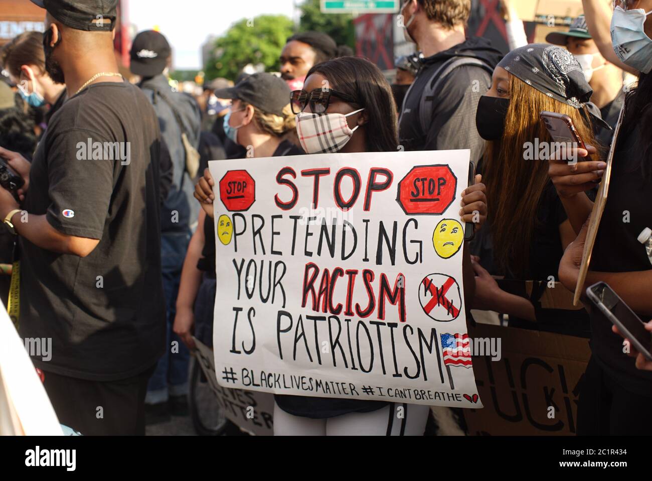 Protestor in einem Gesicht Masken hält ein Banner auf einem schwarzen Leben Angelegenheit Protest Stockfoto