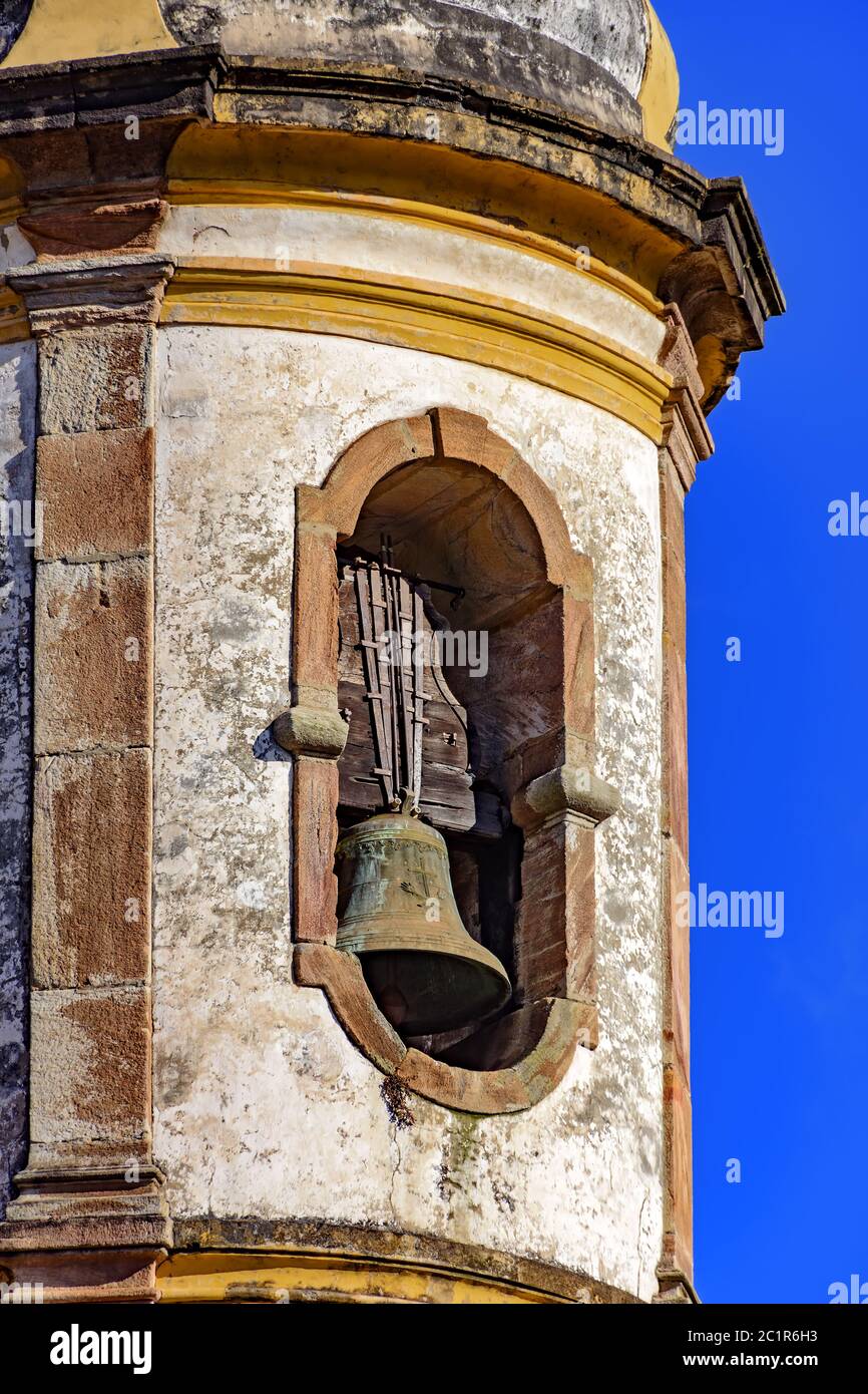 Alte historische katholische Glockenkirche Turm und Himmel Stockfoto