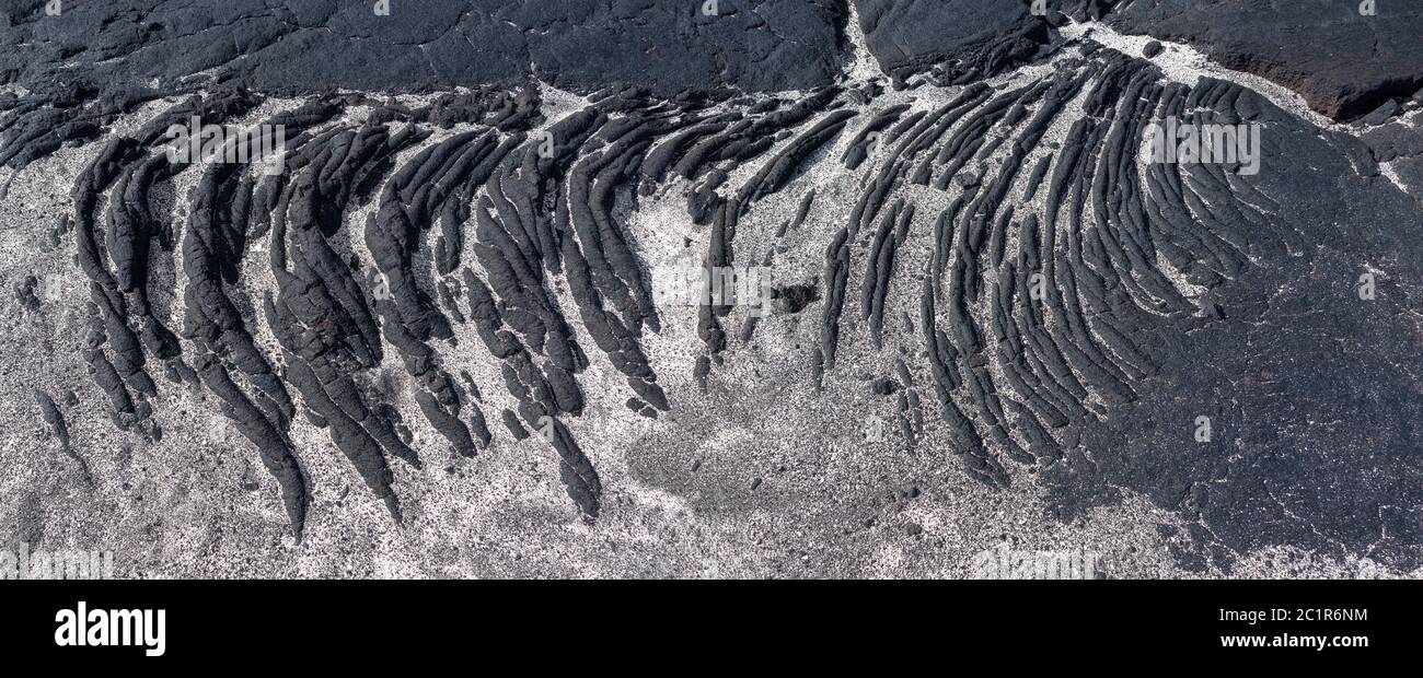 Schwarze erstarrte Lava mit hellem Sand in Nahaufnahme auf der Insel El Hierro, Kanarische Inseln Stockfoto