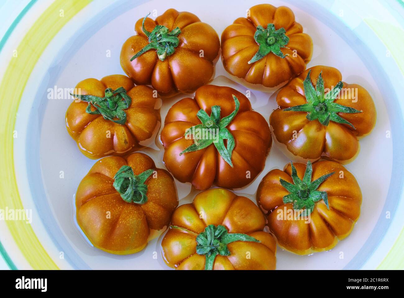 Teller mit reifen Tomaten ein Essen aus Sizilien und mediterraner Salat typische Zutat Stockfoto