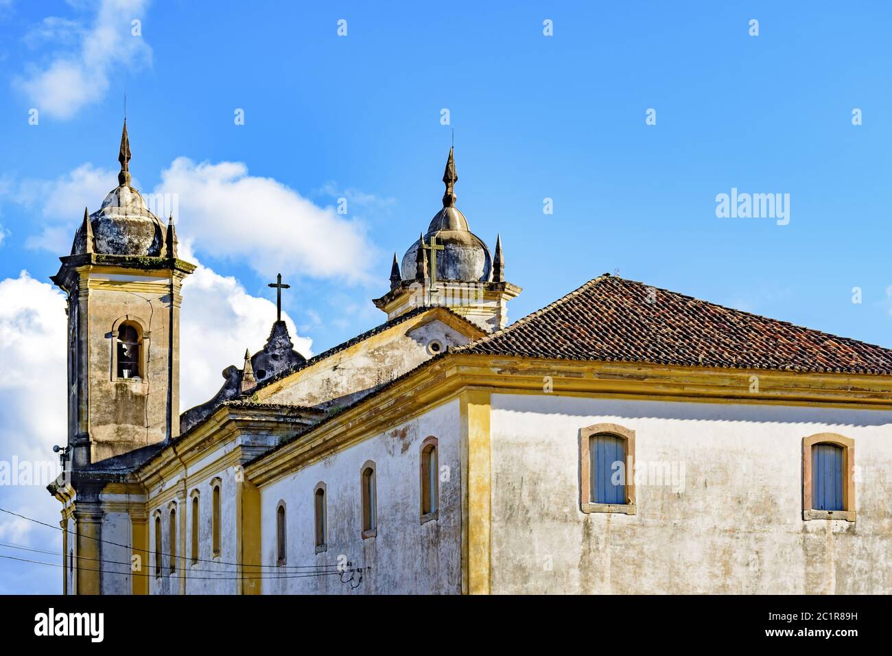 Rückansicht der alten katholischen Kirche in der Stadt Ouro Preto Stockfoto
